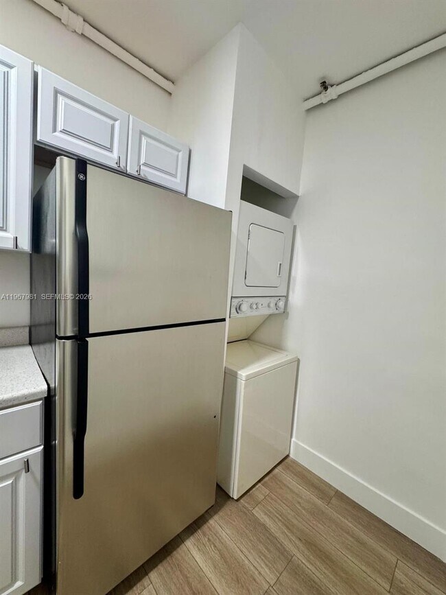 Building Photo - 842 Himmarshee St