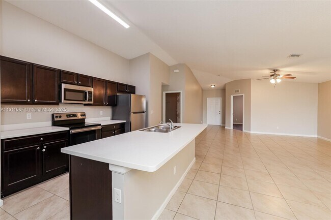 Building Photo - 3611 SW San Benito St