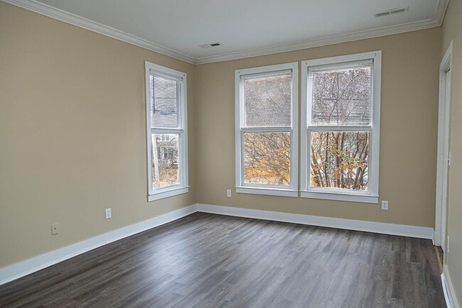 Building Photo - Spacious 2 Bedroom Walkable to Downtown