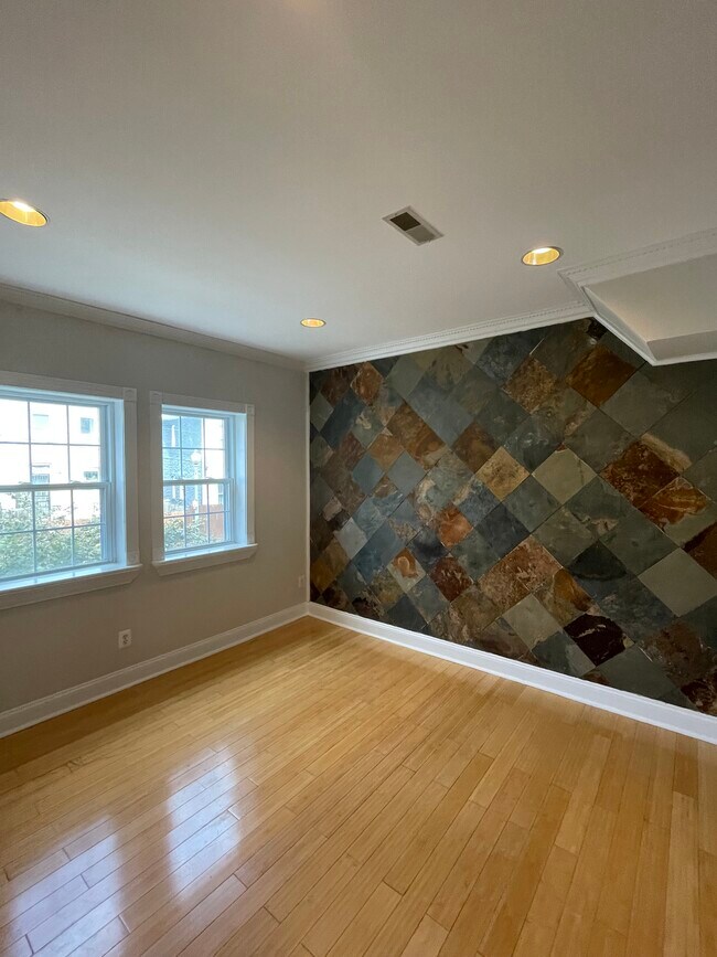 Building Photo - 550 Hobart Plz NW