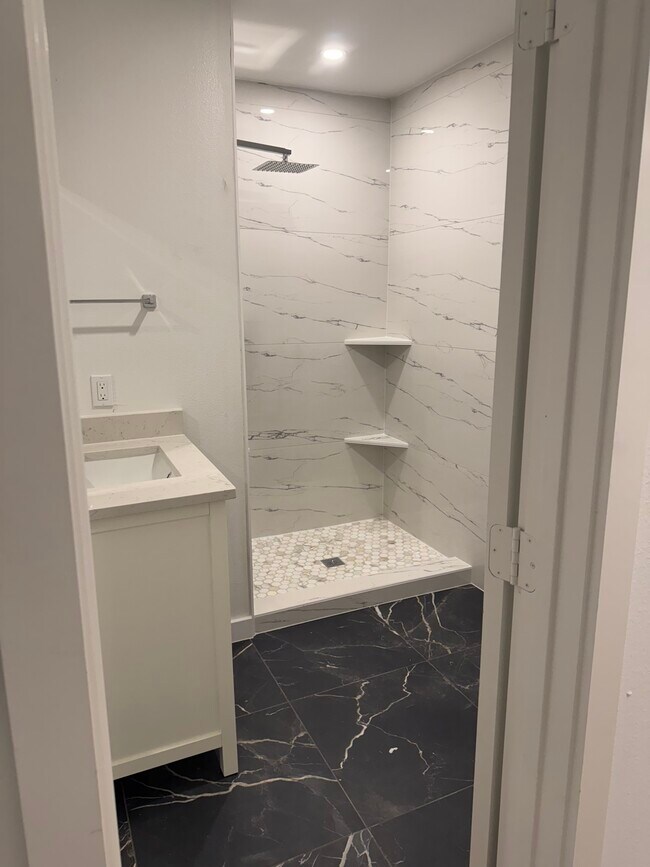 Building Photo - 1019 E Waco Ave