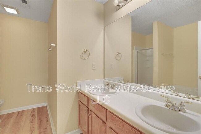 Building Photo - 1102 Pleasant Oaks Ct