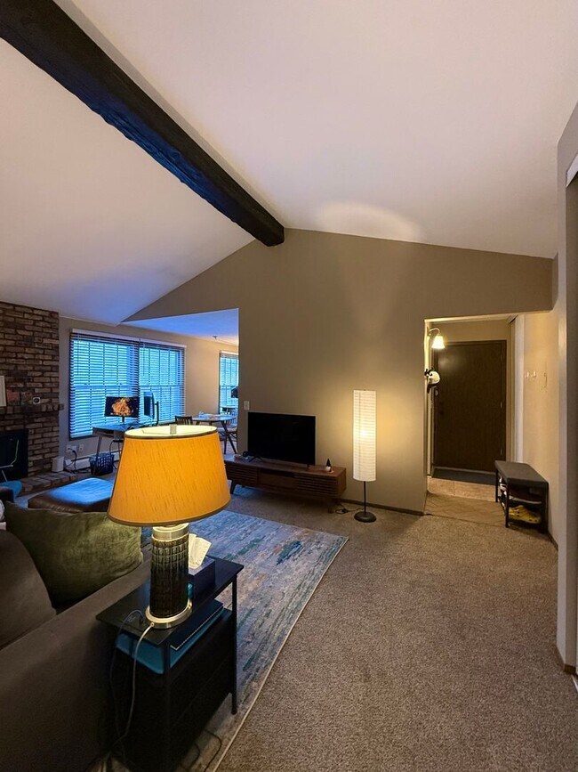 Building Photo - Spacious 2 bedroom in Hopkins