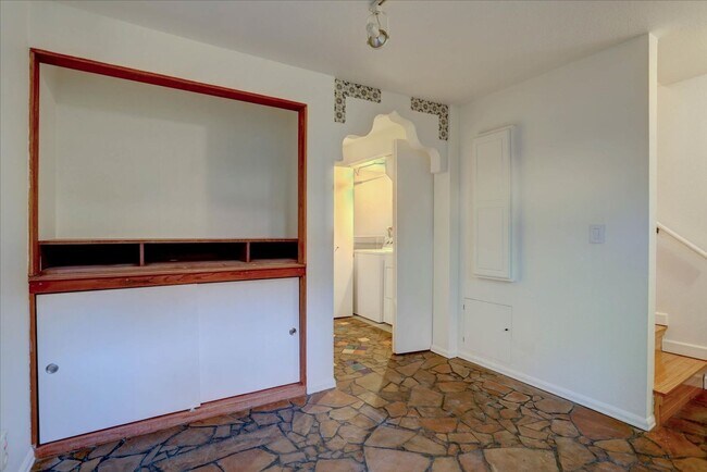 Building Photo - Available for immediate move-in!