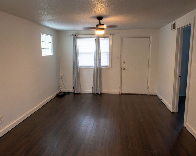 Building Photo - 2 Bedroom Home About 1 Mile from IU