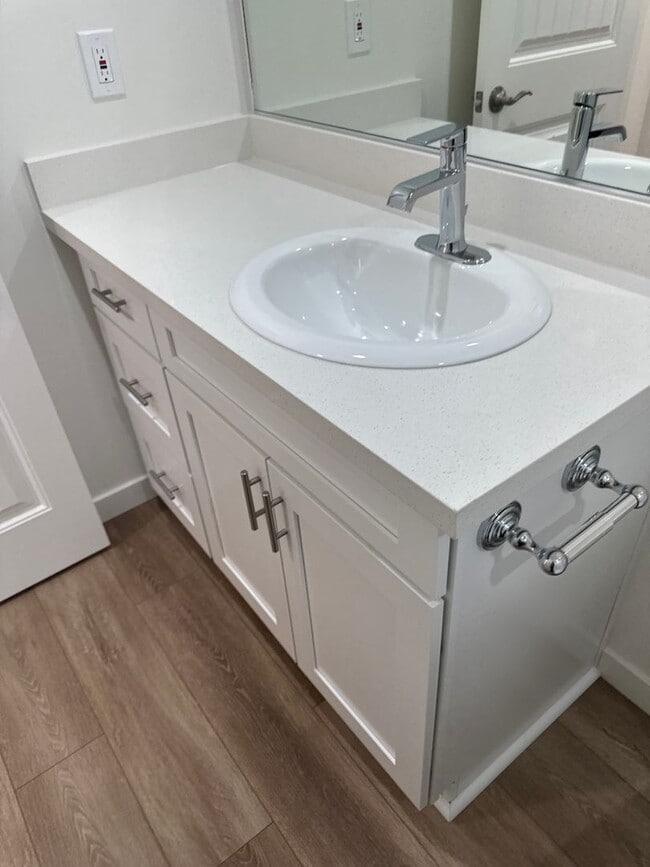 Building Photo - 916 W Perdew Ave