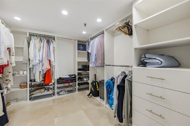 Building Photo - 2625 Collins Ave