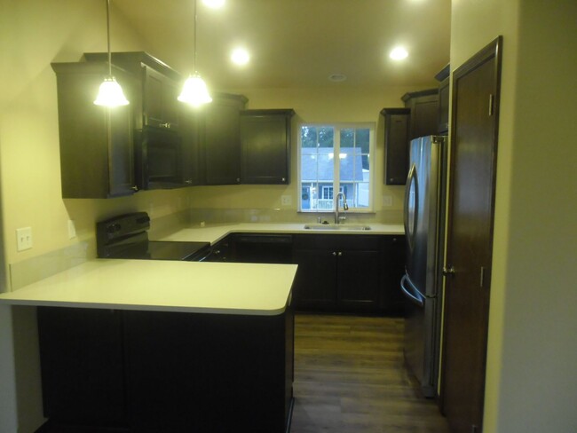 Building Photo - Newer Split Entry 4 Bedroom 3 Bath Home