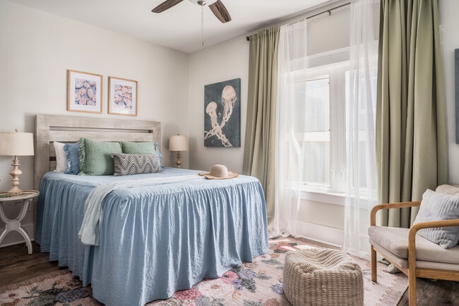 Building Photo - 105 W 7th St