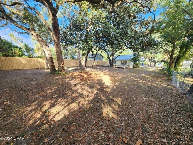 Building Photo - Tiny home vibe on a large private lot!!
