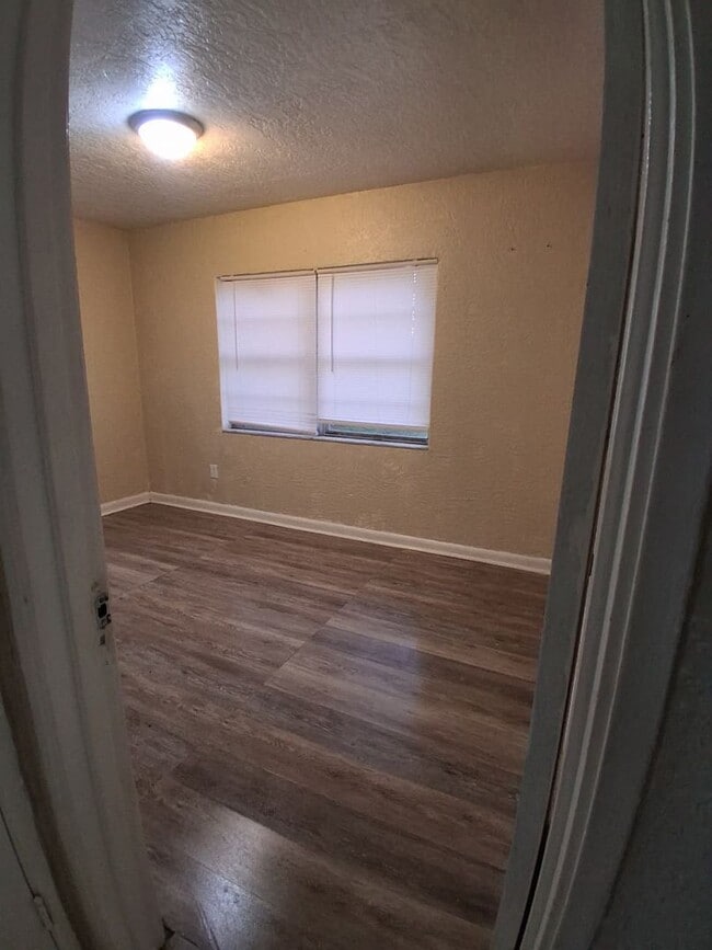 Building Photo - Spacious 4BR Home in Orlando – Move-In Ready with Parking & Great Location!