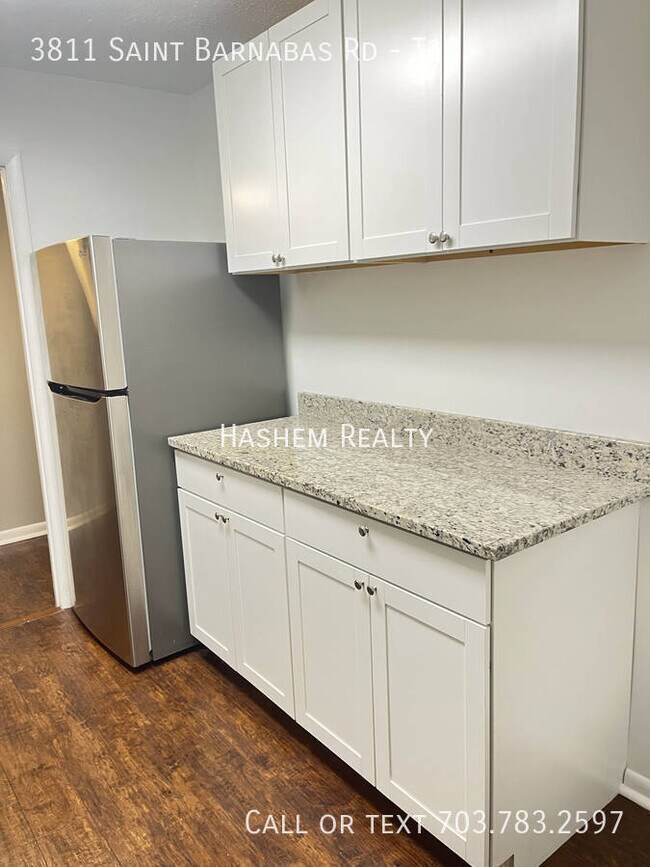Building Photo - Lovely Updated 2 Bedroom 1 Full Bath Groun...
