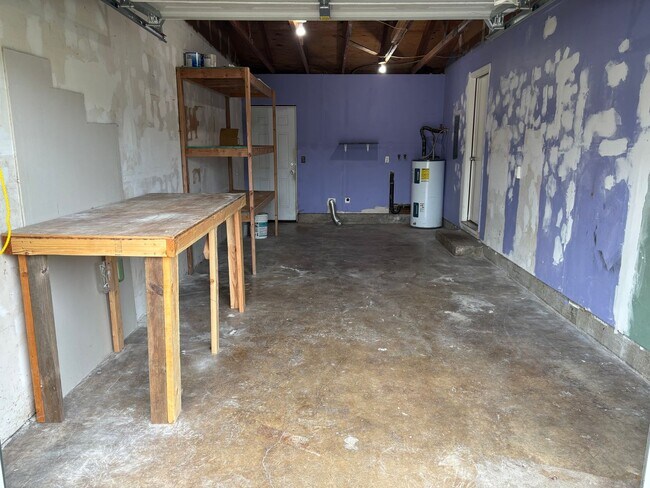 Building Photo - Springfield Duplex- 2 bedroom/1 bath updated unit