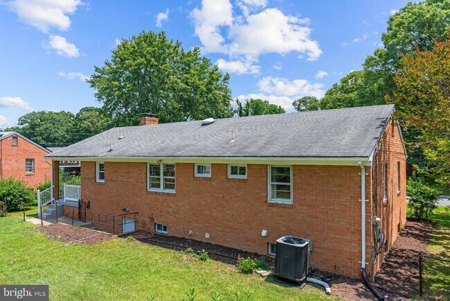 Building Photo - 5019 Leland Dr