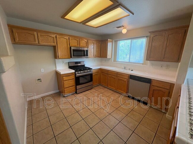 Building Photo - 3645 E Vista Dr