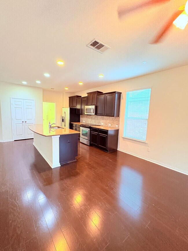 Building Photo - Large Home In Preston Village