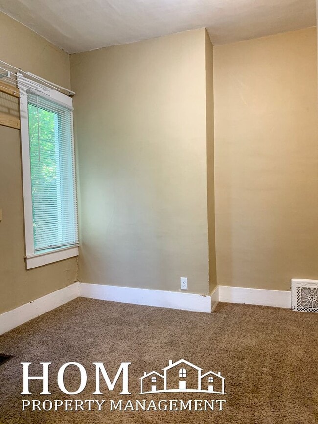 Building Photo - 2-Bedroom House Available 8/1