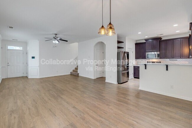 Building Photo - 590 Summer Hill Way