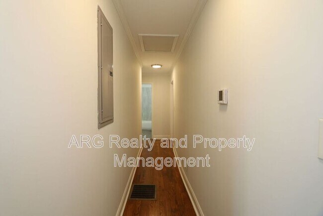 Building Photo - 1095 Ira St SW