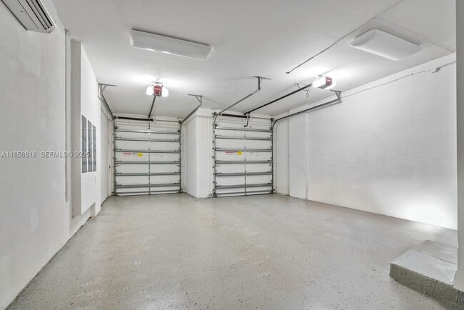 Building Photo - 310 SE 11th Ave