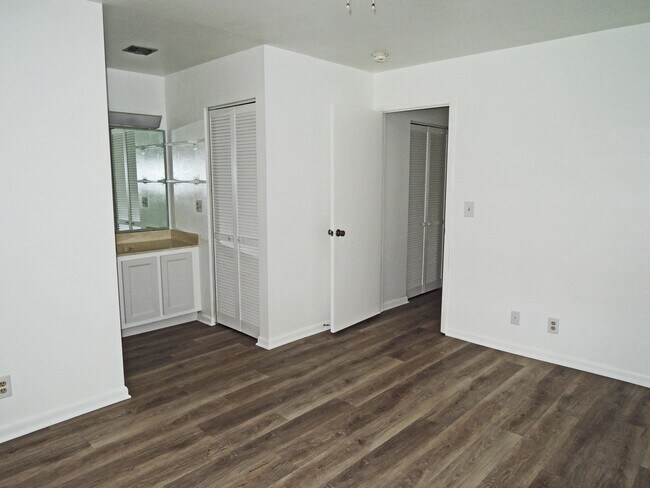 Building Photo - 322 Colony Ln