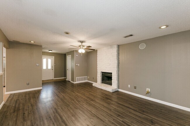 Building Photo - Marvelous in Milwood!