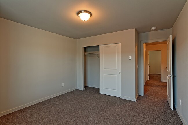 Building Photo - Available NOW! 4-Bedroom End-Unit Townhome Near Silver Lake