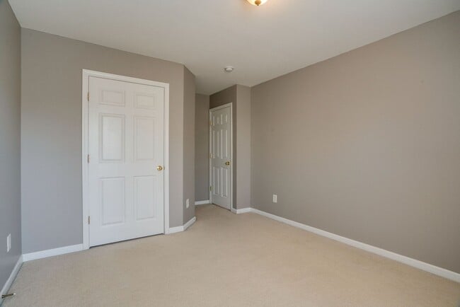 Building Photo - AVAILABLE NOW! 3- or 4-bed/3.5-bath in Bre...