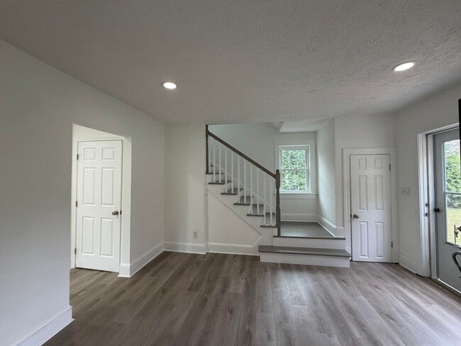 Building Photo - Spacious NE Roanoke City Home!