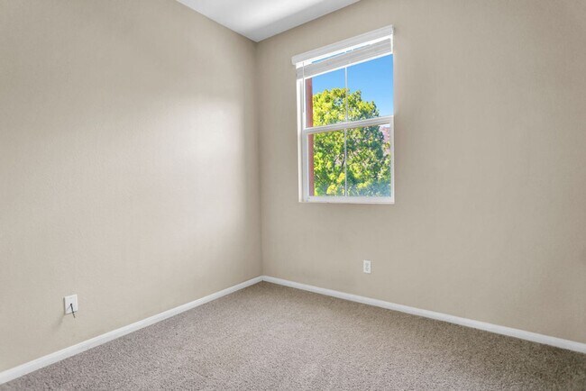 Building Photo - Beautiful townhome in Mission Valley!  Ava...