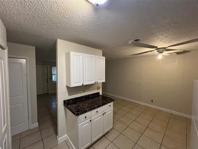 Building Photo - 5303 NW 24th Ct