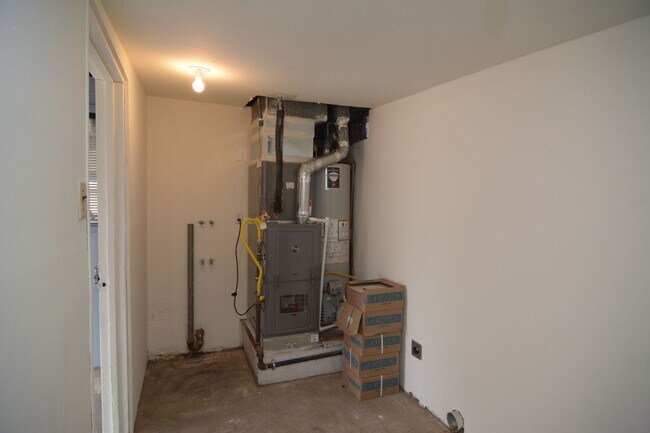 Building Photo - Remodeled 3 Bedroom 2 Bath House! Central/...