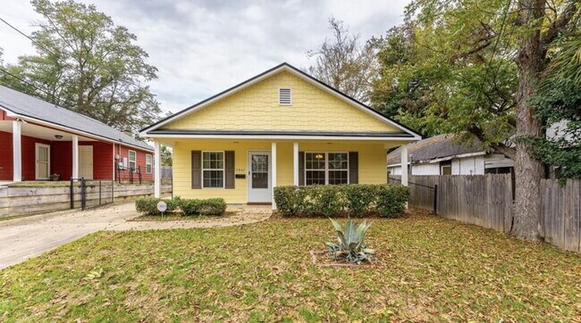 Building Photo - 3BR/2BA — Fenced Yard, Gated Parking, Lawn & Pest Included | Available 7/27