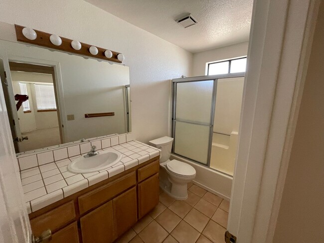 Building Photo - Victorville- Beautiful 3 Bedroom Home in G...