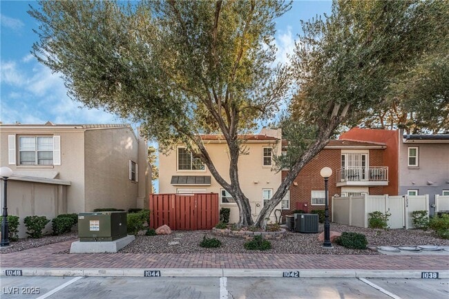 Building Photo - 1038 Tam O Shanter