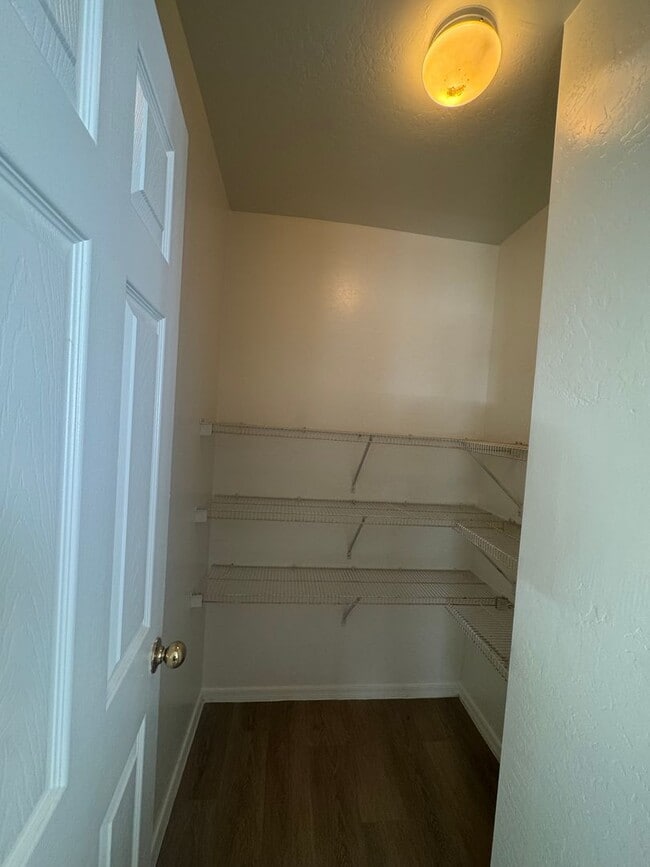 Building Photo - 4 BEDROOM IN PARK MEADOWS