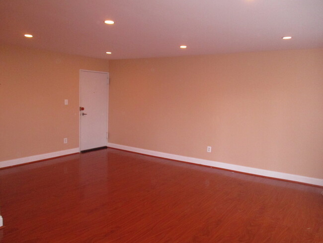 Building Photo - Beautiful 1 Bedroom Condo in Hyattsville!