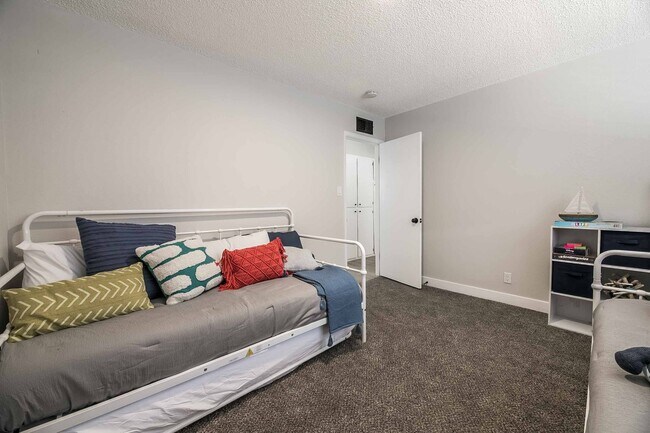 Building Photo - AMERICANA Property Mgmt - Fully furnished ...