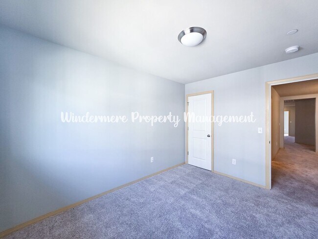 Building Photo - Bright and charming 3 bed townhome in Pinn...