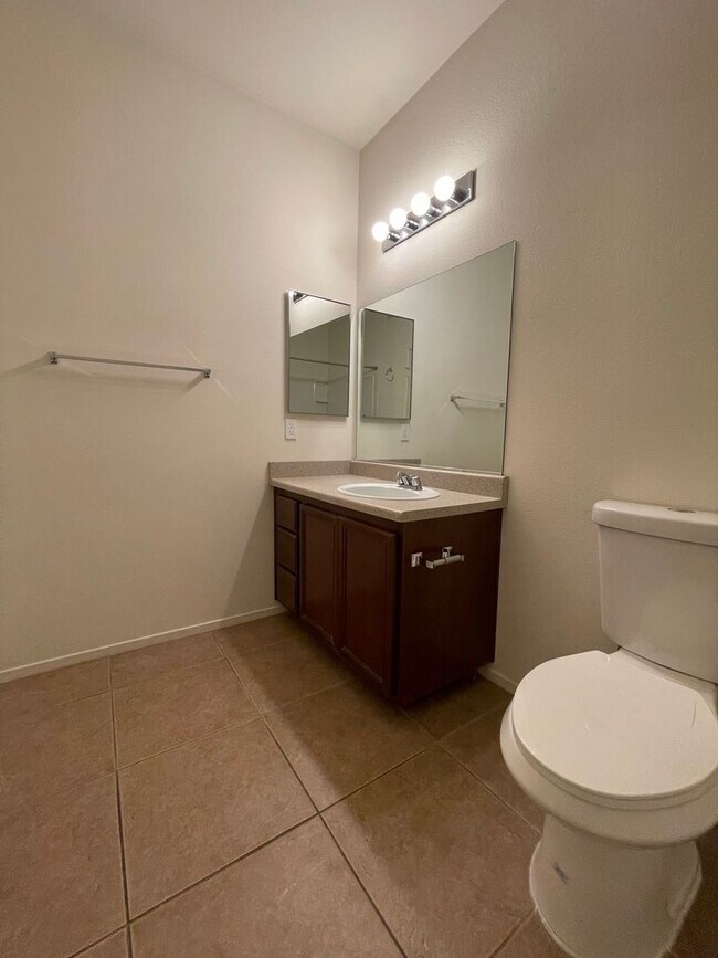 Building Photo - First Floor Condo Unit in Gated Community!