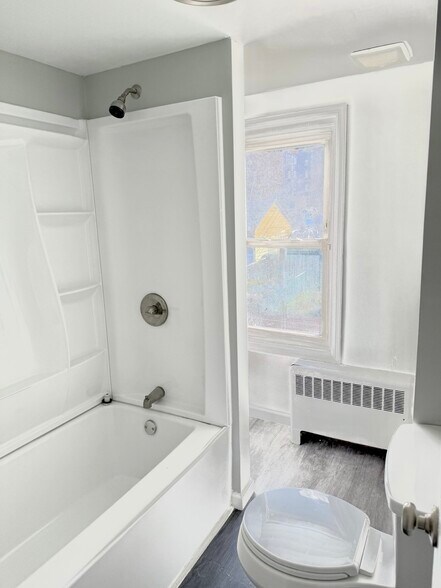 Building Photo - 526 Selfridge St