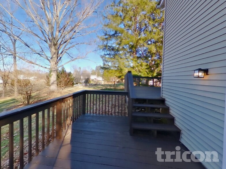 Building Photo - 33 Sioux Rd