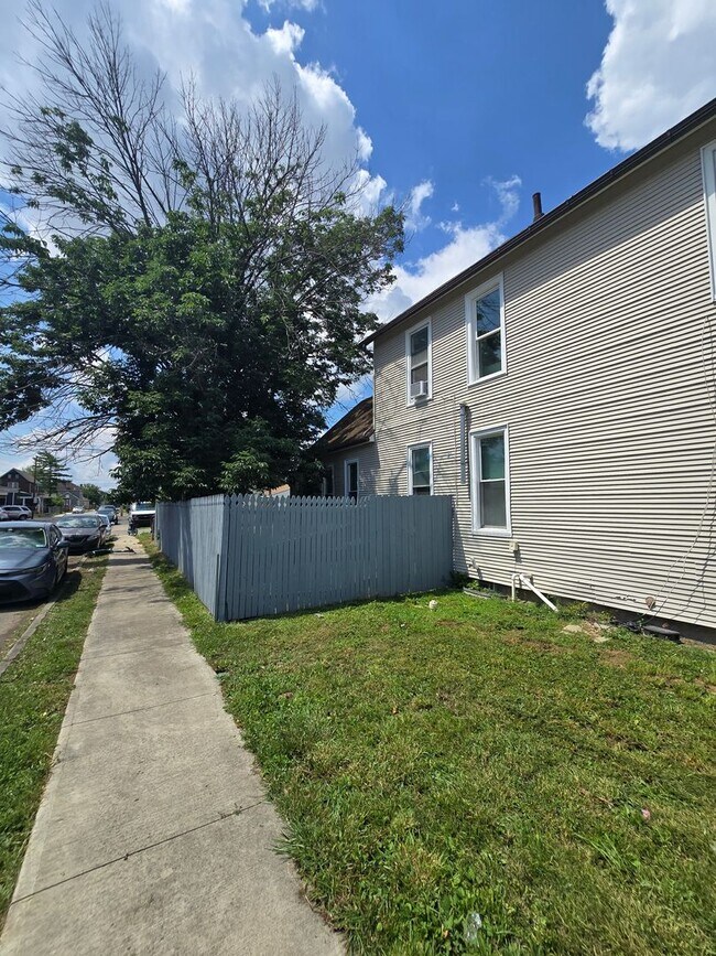 Building Photo - 2 BEDROOM SINGLE FAMILY HOME