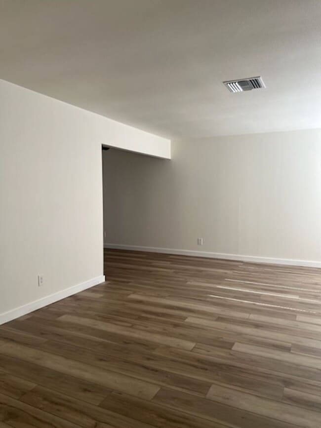 Building Photo - 722