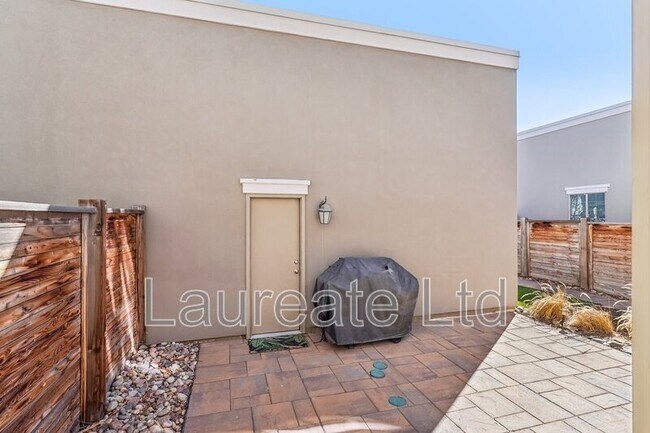 Building Photo - 5438 Valentia St