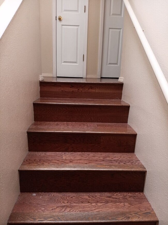 Building Photo - 3 Bedroom, 2.5 Bathroom Home! Schedule a S...