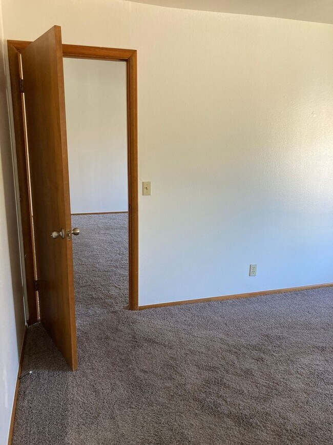 Building Photo - Gorgeous 2B/2B condo with Red Rock views, ...