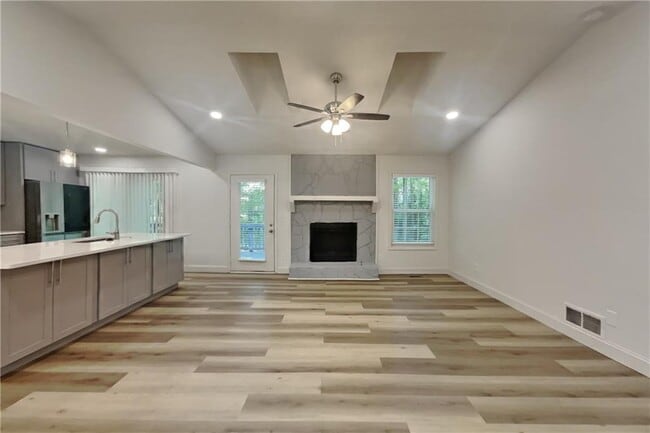 Building Photo - 2520 Deerfield Dr