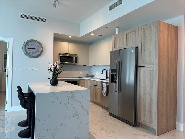 Building Photo - 950 Brickell Bay Dr