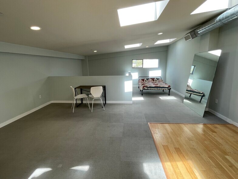 Ample skylights - 2640 Lincoln Blvd